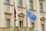 Nad �ern�nsk�m pal�cem vis� vlajka OSN, p�ipom�n� Den Spojen�ch n�rod�